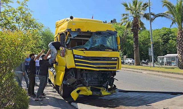 Devrilen tır ortalığı savaş alanına çevirdi: 1 yaralı