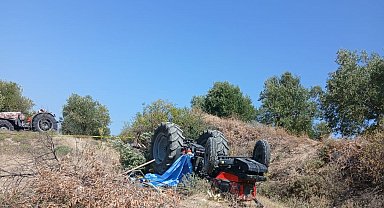 Devrilen traktörün altında can verdi