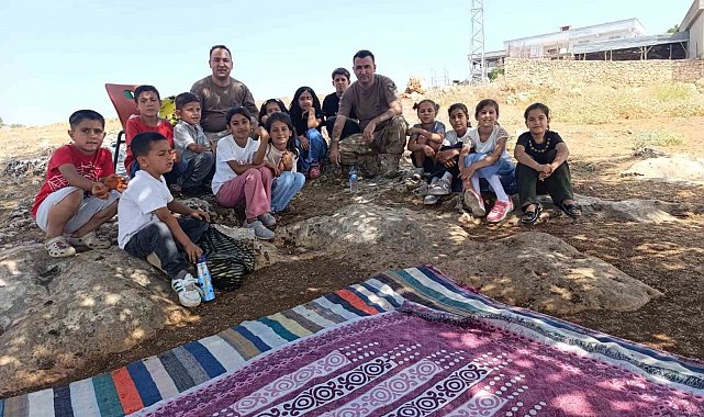 Dicle'de Mehmetçik, jandarmanın 186. kuruluş yıl dönümünü öğrencilerle kutladı