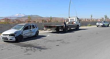 Direğe çarpan otomobil sürücüsü ağır yaralandı