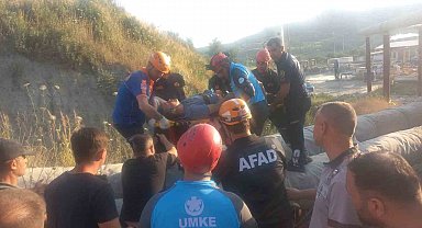 Direksiyonda sıkışan kamyon sürücüsü AFAD ekipleri tarafından kurtarıldı