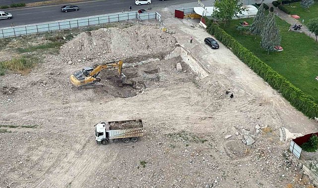 Diyarbakır'da 89 kişinin hayatını kaybettiği Galeria İş Merkezi'nin yerinde dönüşümünde ilk kepçe vuruldu