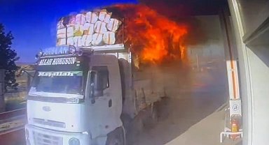 Diyarbakır'da alev alan saman yüklü kamyon, akaryakıt istasyonuna girdi