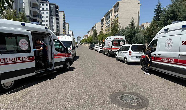 Diyarbakır'da bir apartmanda yangın çıktı. Olay yerine çok sayıda itfaiye, sağlık ve polis ekibi sevk edilirken, apartmanda mahsur kalanların olduğu öğrenildi.