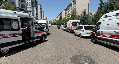 Diyarbakır'da bir apartmanda yangın çıktı. Olay yerine çok sayıda itfaiye, sağlık ve polis ekibi sevk edilirken, apartmanda mahsur kalanların olduğu öğrenildi.