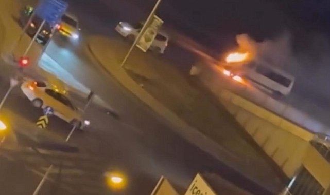 Diyarbakır'da bir minibüs alev alev yandı