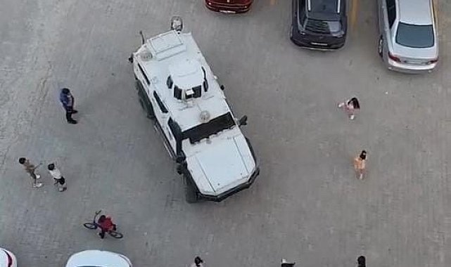 Diyarbakır'da çocuklar polis aracının etrafını sardı, meslek tanıtımı ve araca bindirilmeleriyle merakları giderildi