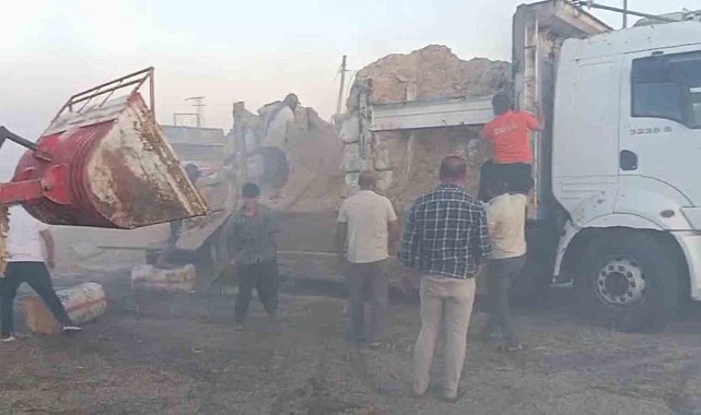 Diyarbakır'da kamyondaki saman balyaları yandı