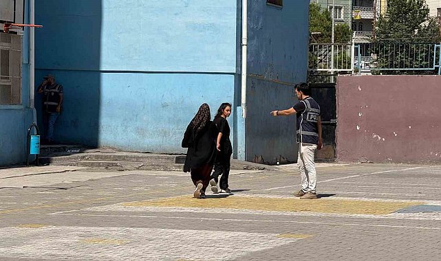 Diyarbakır'da kimliğini ve giriş belgesini unutan öğrenciler son anlarda yetişti