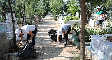 Diyarbakır'da mezarlıklarda bayram sonrası temizlik yapıldı