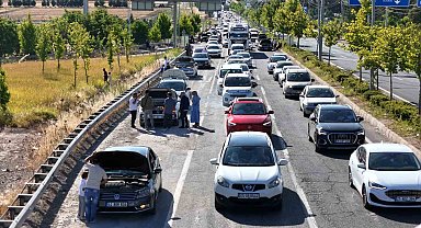 Diyarbakır'da onlarca araç hararet yapınca kilometrelerce kuyruk oluştu