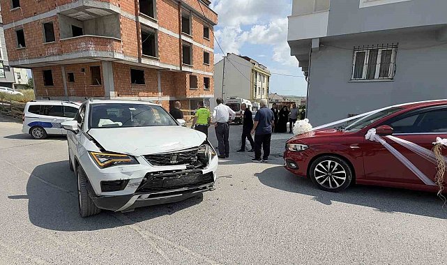 Düğün konvoyu kazaya karıştı, bir otomobil bina boşluğuna düştü