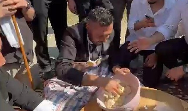 Düğün konvoyunda damada hamur yoğurttular