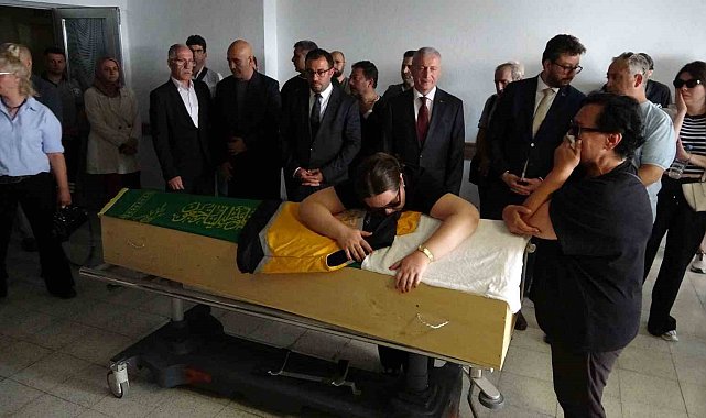 Düğününe 3 ay kalmıştı...Nişanlısı tabutuna sarılarak gözyaşı döktü