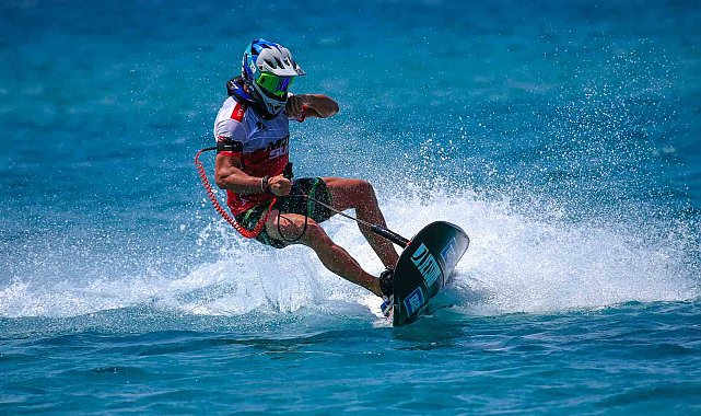 Dünya Motosurf Şampiyonası Çeşme'de renkli görüntülerle start aldı