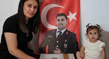 Duygulandıran hikaye: Şehit eşiyle yaptıklarını şimdi 13 aylık kızıyla yapıyor