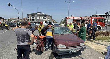 Düzce'de otomobiller çarpıştı, yolcu araçta sıkıştı: 3 yaralı