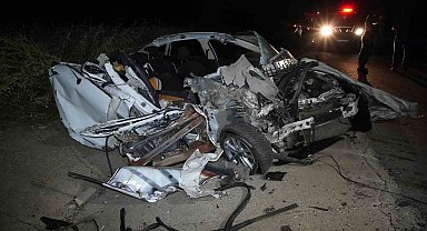 Edirne'de kaza: Tıra çarptıktan sonra hurdaya dönen otomobilin sürücüsü ağır yaralandı