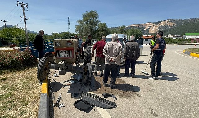 Eğirdir'de traktör ile otomobil çarpıştı: 3 yaralı