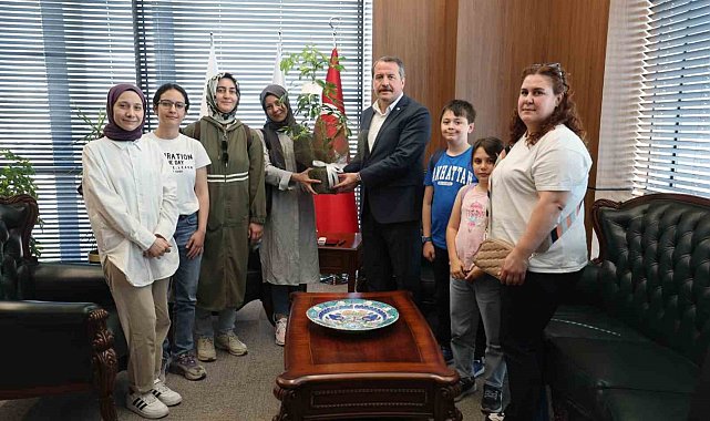 Ek atama bekleyen öğretmen adayları, Eğitim-Bir-Sen Genel Başkanı Yalçın'ı ziyaret etti