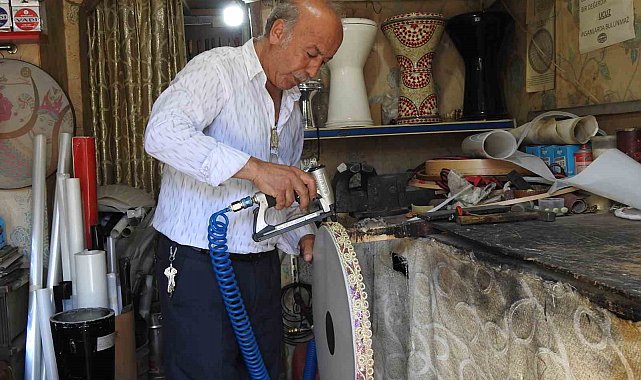 El emeğiyle yaptığı müzik aletlerini 50 yıldır müzik tutkunlarına ulaştırıyor