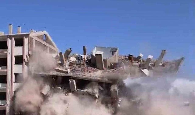 Elazığ'da ağır hasarlı bina tek dokunuşta yerle bir oldu