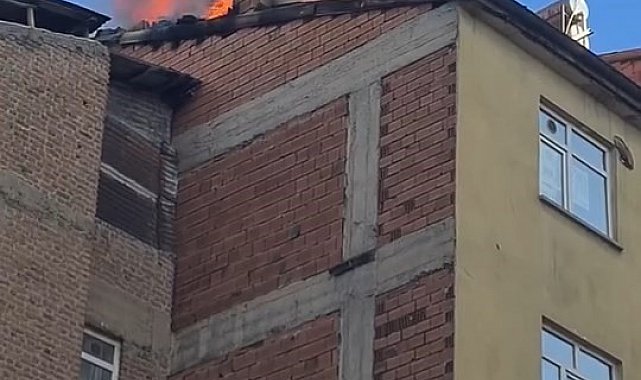 Elazığ'da çatı yangını, paniğe neden oldu