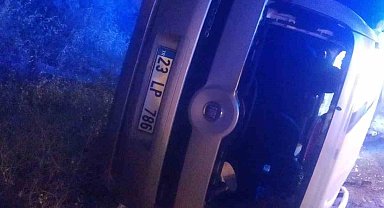 Elazığ'da hafif ticari araç yan yattı: 2 yaralı