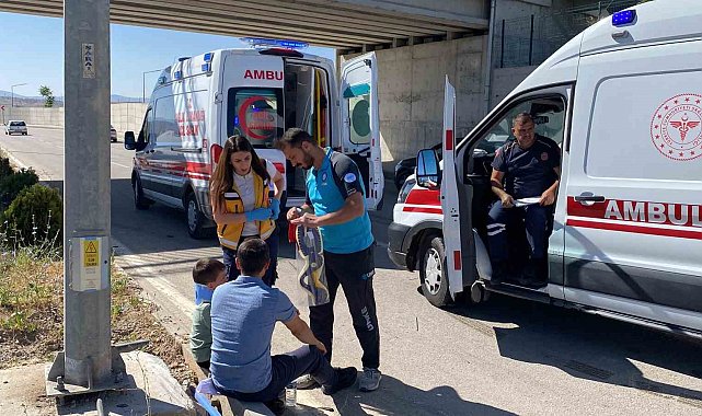 Elazığ'da karşı şeride geçen otomobil, kazaya neden oldu: 3 yaralı