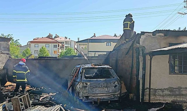 Elazığ'da korkutan yangın: Araba kullanılamaz hale geldi, odunluk kül oldu