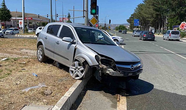 Elazığ'da otomobil refüje çıktı: 4 yaralı