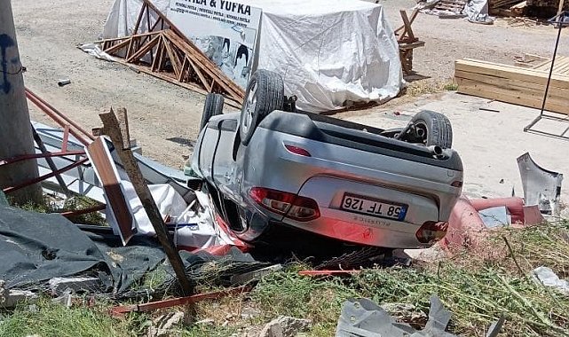 Elazığ'da otomobil şarampole devrildi: 2 yaralı