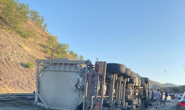 Elazığ'da tır devrildi: 1 yaralı