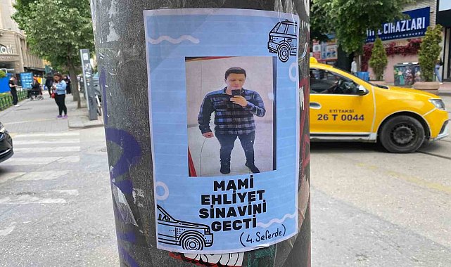 Elektrik direklerine asılan "Ehliyet sınavını geçti" broşürü ilgi çekti