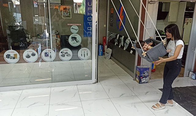 Elektrikçi dükkanına kadın eli değdi: Hem araba tamir ediyor hem de bebek büyütüyor