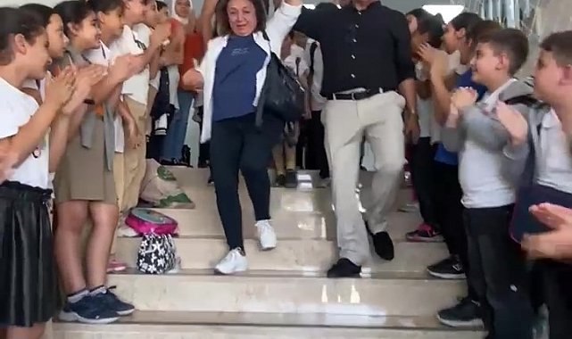 Emekliye ayrılan 46 yıllık öğretmene duygusal veda: Öğrenciler koridorda sıralandı, alkışlarla uğurladı