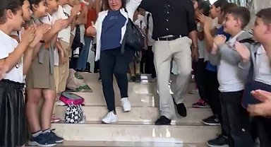 Emekliye ayrılan 46 yıllık öğretmene duygusal veda: Öğrenciler koridorda sıralandı, alkışlarla uğurladı