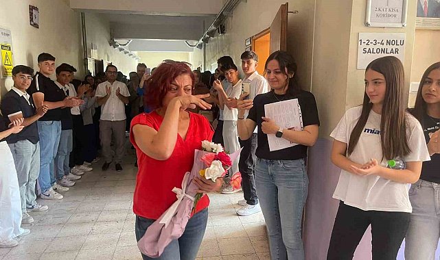 Emekliye ayrılan öğretmene duygusal veda