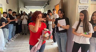 Emekliye ayrılan öğretmene duygusal veda