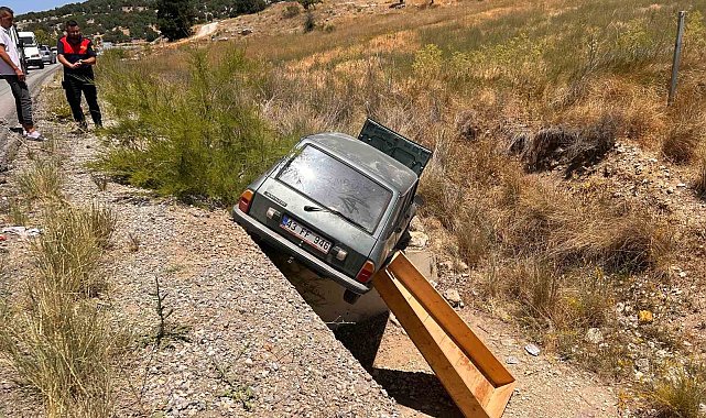 Emet-Hisarcık karayolunda kontrolden çıkan araç şarampole devrildi: 2 kişi yaralandı