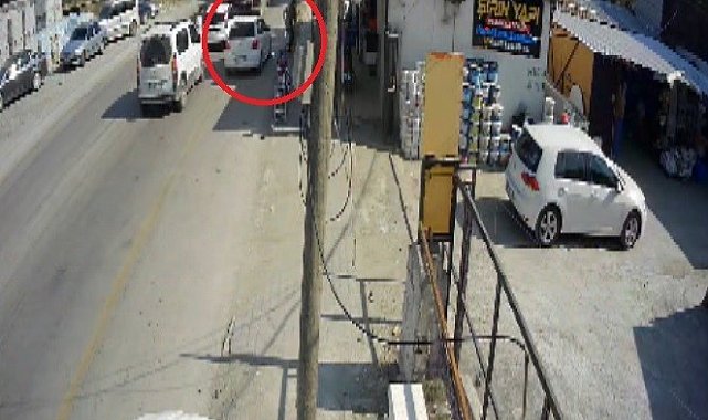 Emniyet şeridi ihlaliyle gelen kazayı yaya kıl payı atlattı