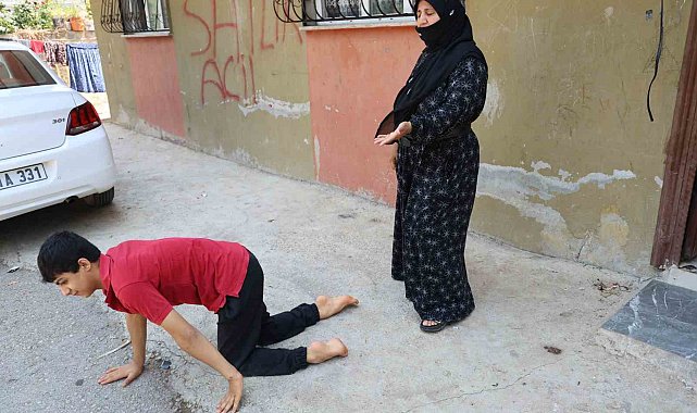 Enes'in tekerlekli sandalyesi çalındı şimdi emekleyerek geziyor