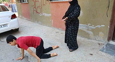 Enes'in tekerlekli sandalyesi çalındı şimdi emekleyerek geziyor