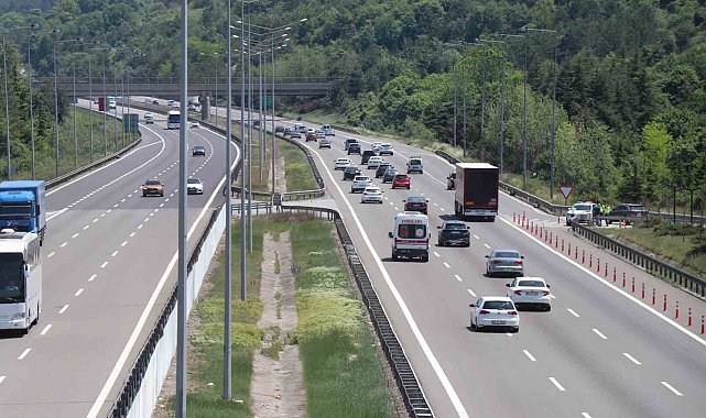 Erkenden yola çıkan tatilciler Bolu geçişinde akıcı yoğunluk oluşturuyor
