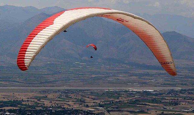 Erzincan semalarında unutulmaz evlilik teklifi: Paraşütle sürpriz!