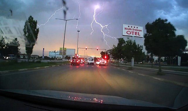 Erzincan'da art arda çakan şimşekler araç kamerasına yansıdı