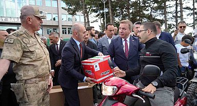 Erzincan'da kasksız motosiklet sürücülerine ücretsiz kask dağıtıldı