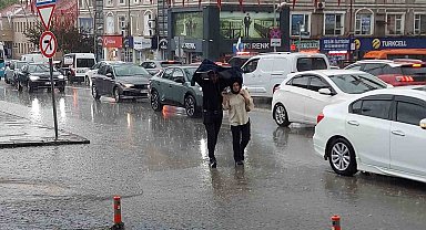 Erzurum'da sağanak hayatı felç etti