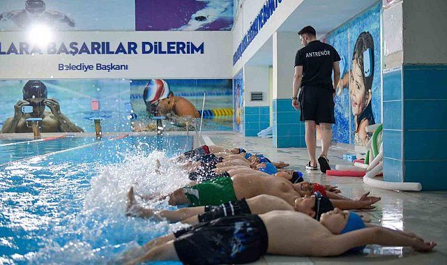 Esenyurt Belediyesi'nden çocuk ve gençlere yüzme fırsatı