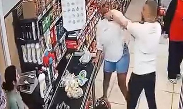Esenyurt'ta bir adam, kasa sırasında tartıştığı kadına saldırdı; o anlar kamerada